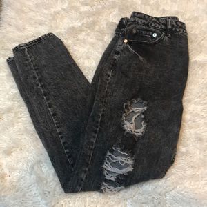 Distressed boyfriend jean